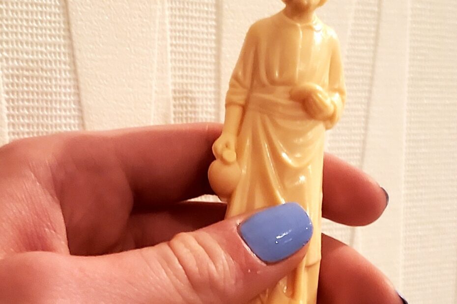 woman's-hand-holding-small-st-joseph-statue-for-home-sellers